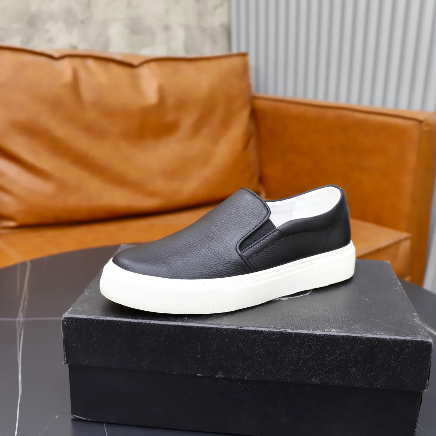 Ex-factory price: 420💰🙅‍♂️🙅‍♂️🙅‍♂️ Brand: PRADA Standard code: 38–44 (45 can be customized) Grade: Same as the official website Material: Original cowhide fabric Comfortable pigskin lining Lightweight wear-resistant outsole Style category: Men's fashionable casual shoes and boots Running sports shoes Distinguished luxury brand elements Top luxury Color: actual picture color